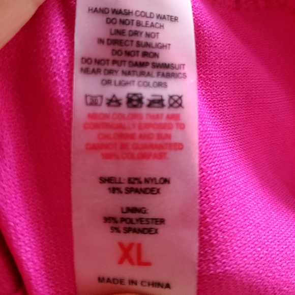 sports top with bra *new - Picture 3 of 3